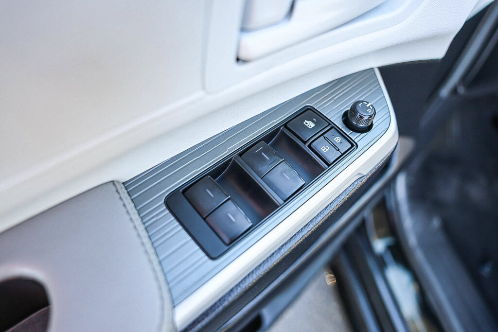 Used 2025 Toyota Sienna LE FWD image 11
