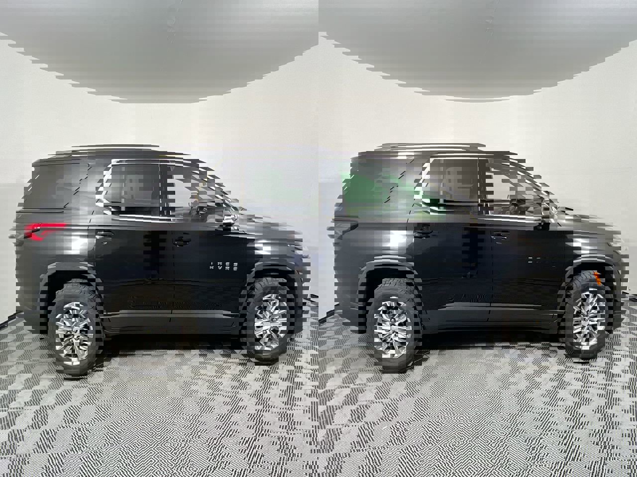 Used 2023 Chevrolet Traverse LT image 2