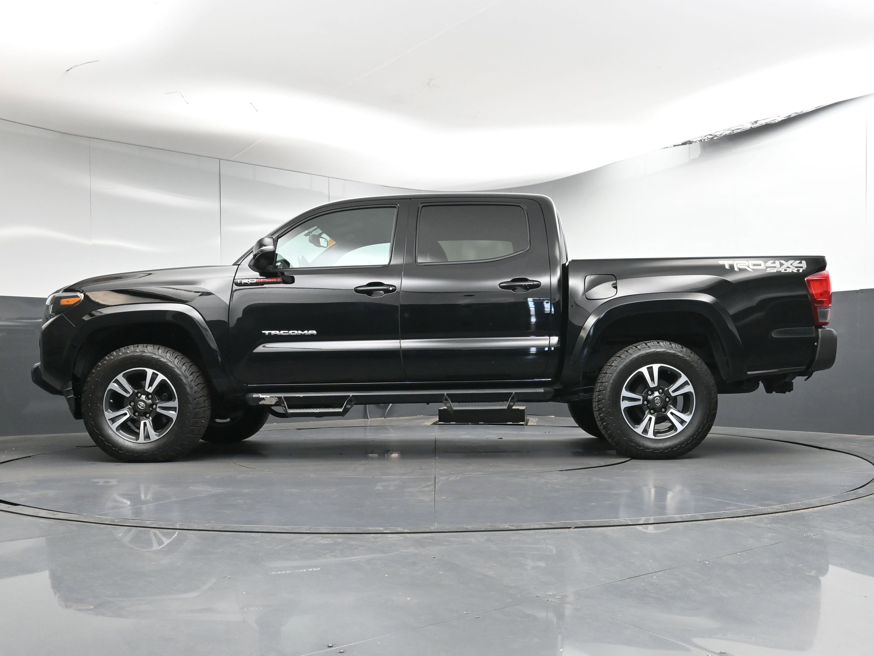 Used 2017 Toyota Tacoma TRD Sport image 33