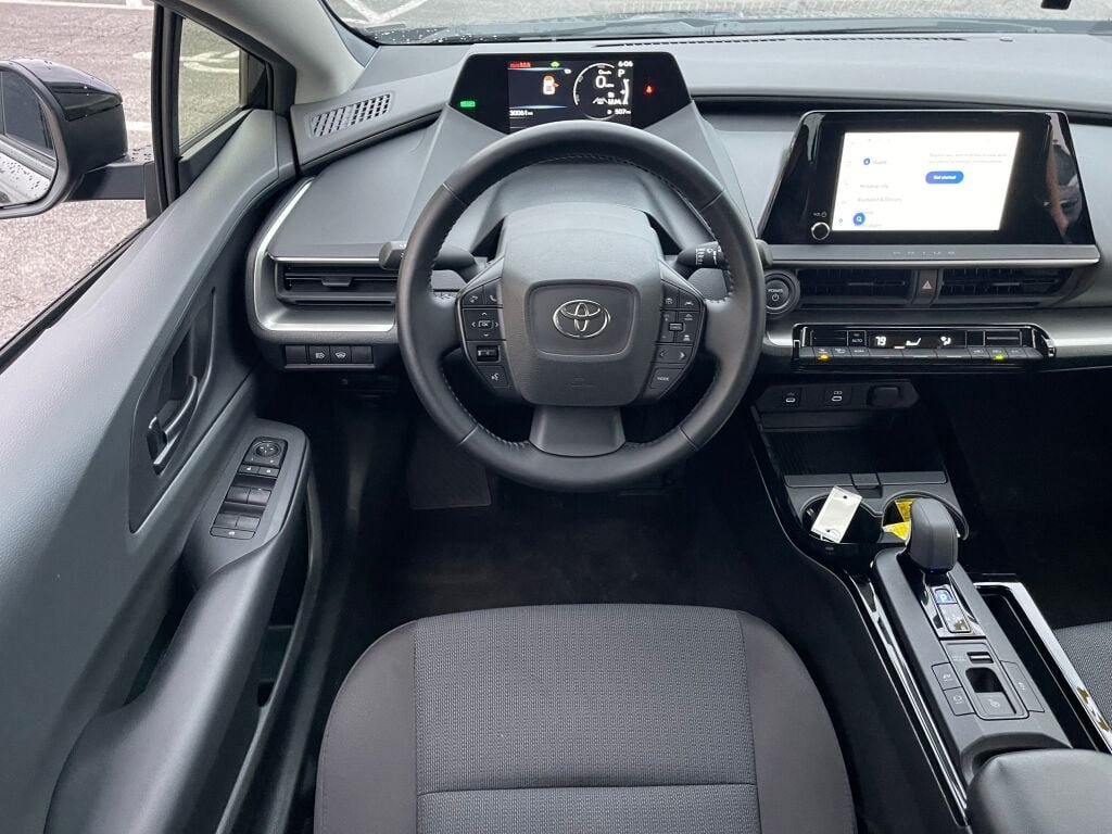 Used 2025 Toyota Prius LE FWD image 2