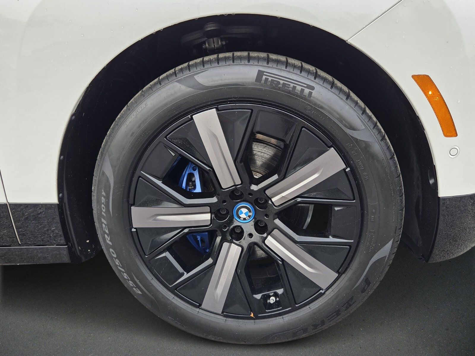 Used 2024 BMW iX xDrive50 w/ Premium Package image 9