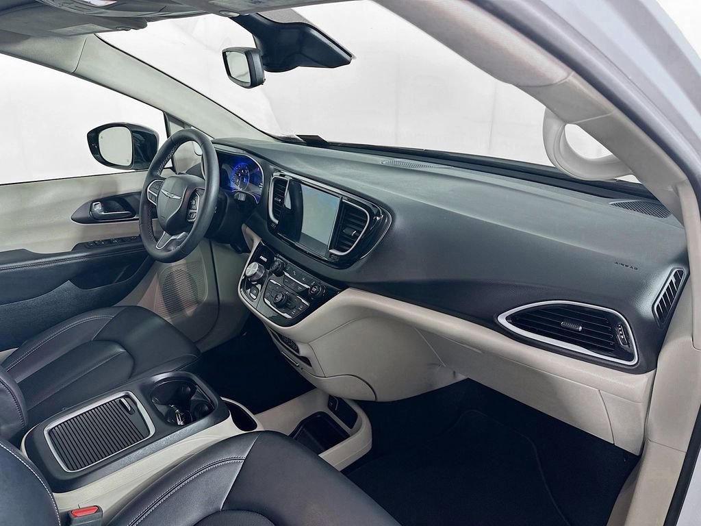 Used 2024 Chrysler Pacifica Touring-L image 32