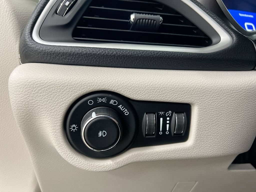 Used 2023 Chrysler Pacifica Touring-L w/ Uconnect Theater Family Group AWD/4WD image 18
