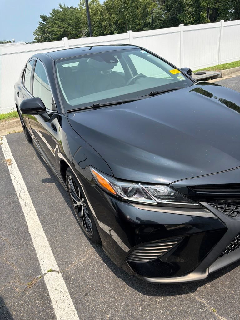Used 2020 Toyota Camry SE FWD image 3