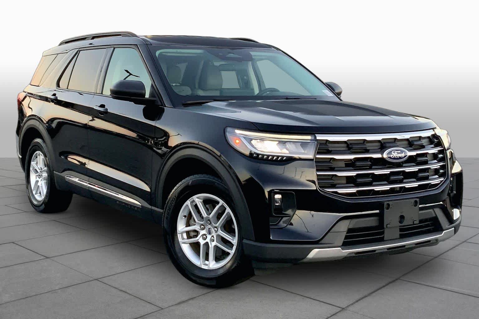 Used 2025 Ford Explorer Active w/ Active Comfort Package RWD image 3