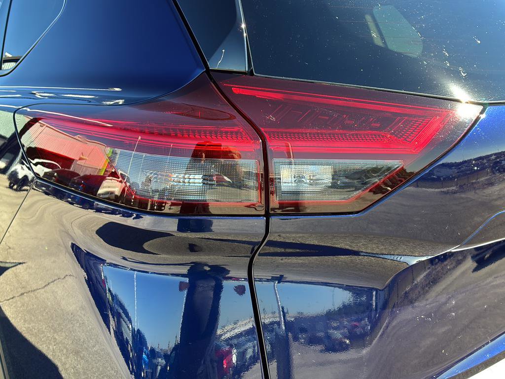 Used 2025 Nissan Rogue SL w/ Tech Package image 39