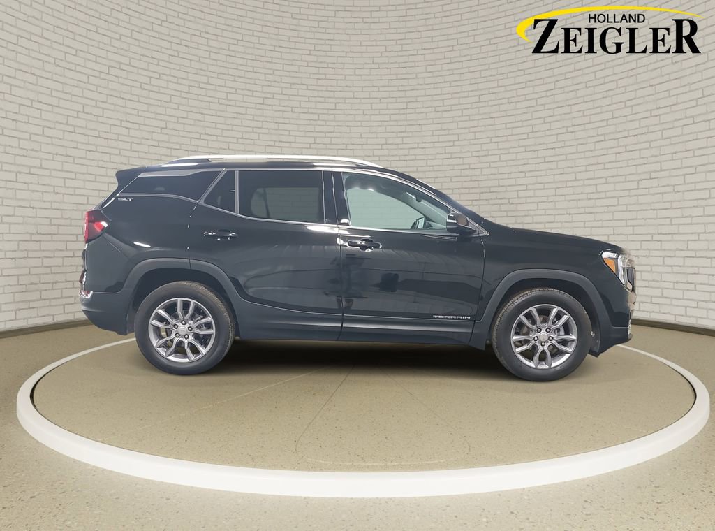 Used 2024 GMC Terrain SLT w/ Infotainment Package II image 4