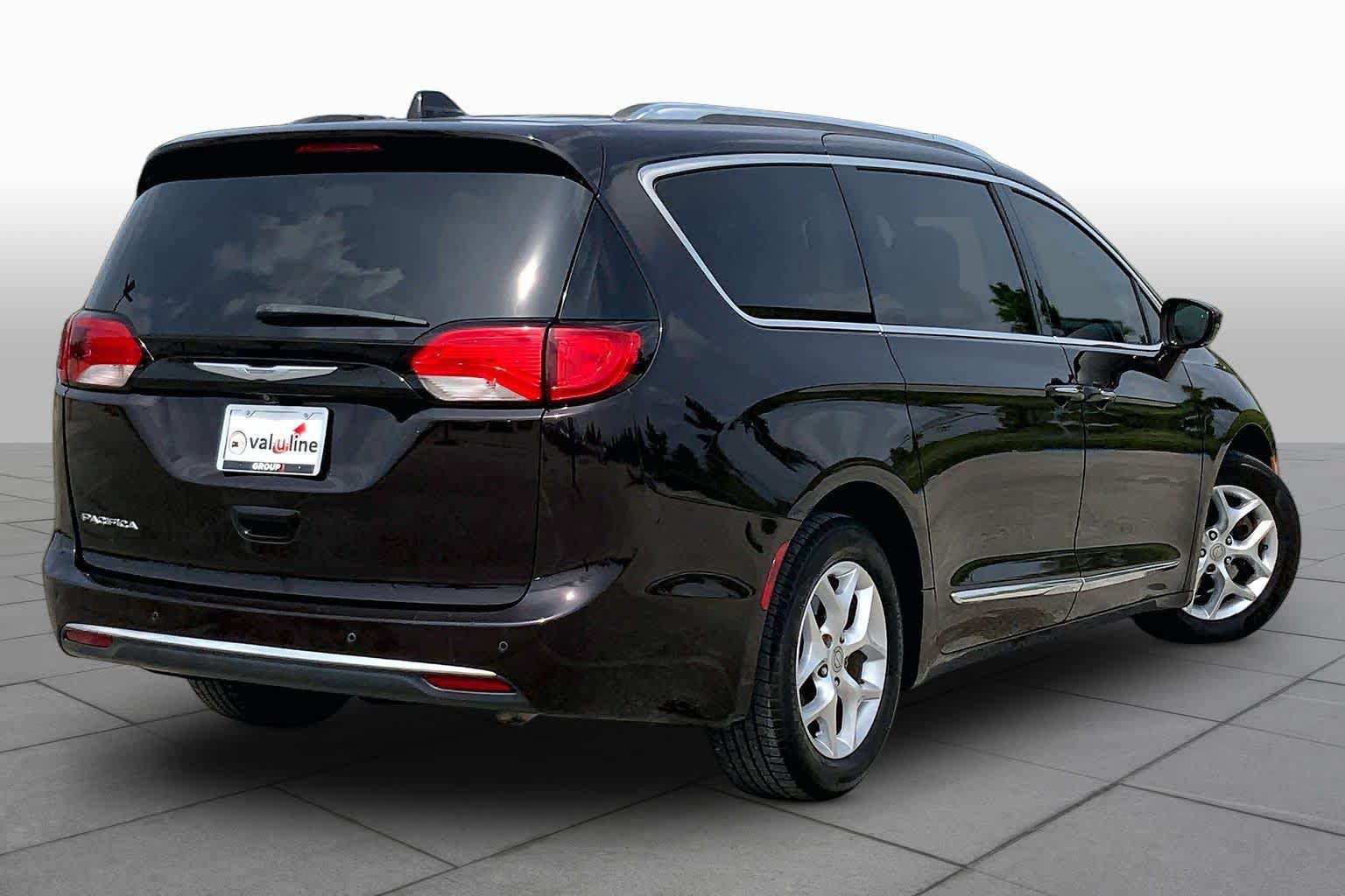 Used 2017 Chrysler Pacifica Touring-L Plus w/ Tire & Wheel Group FWD image 13