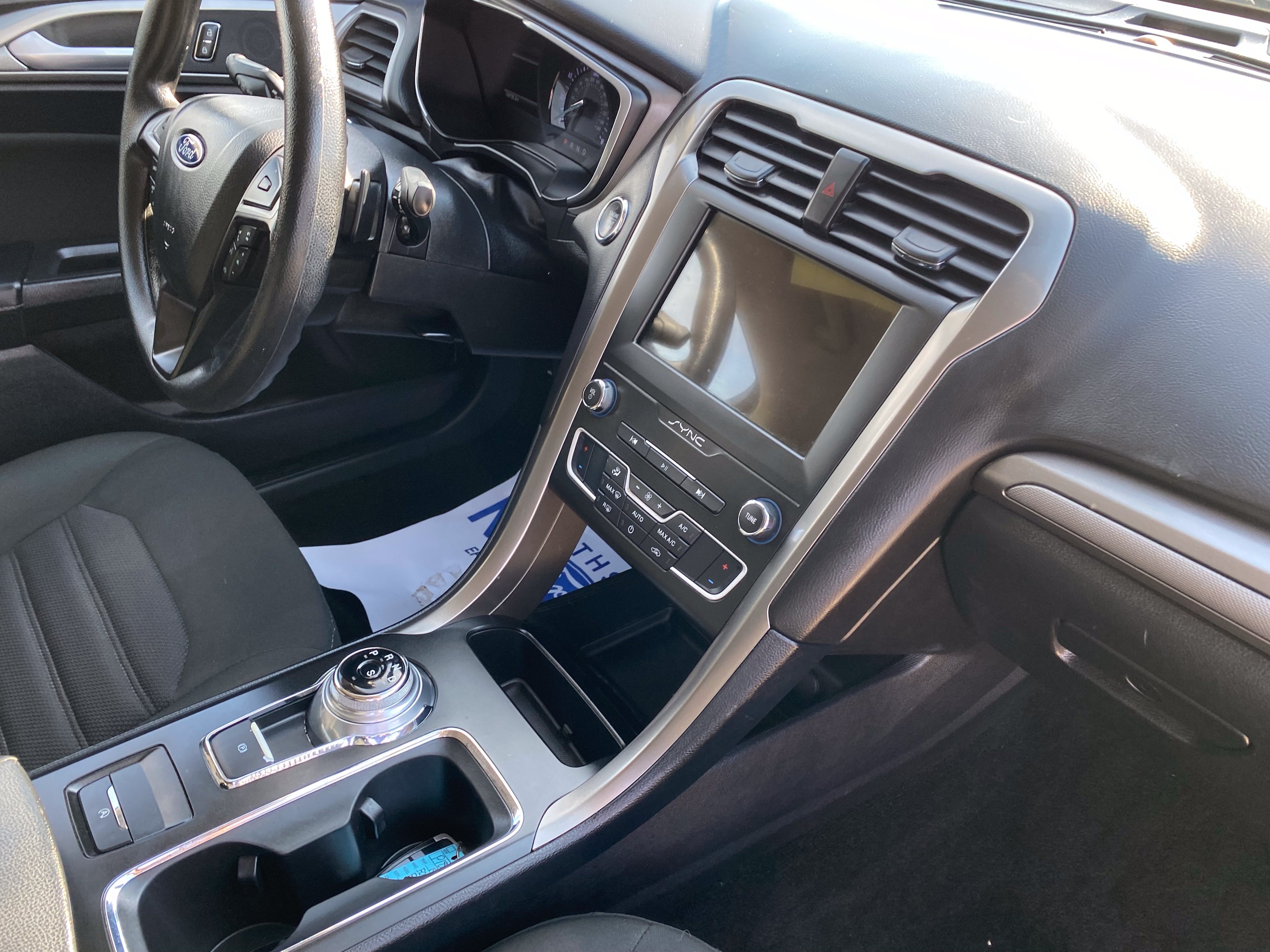 Used 2019 Ford Fusion SE FWD image 14