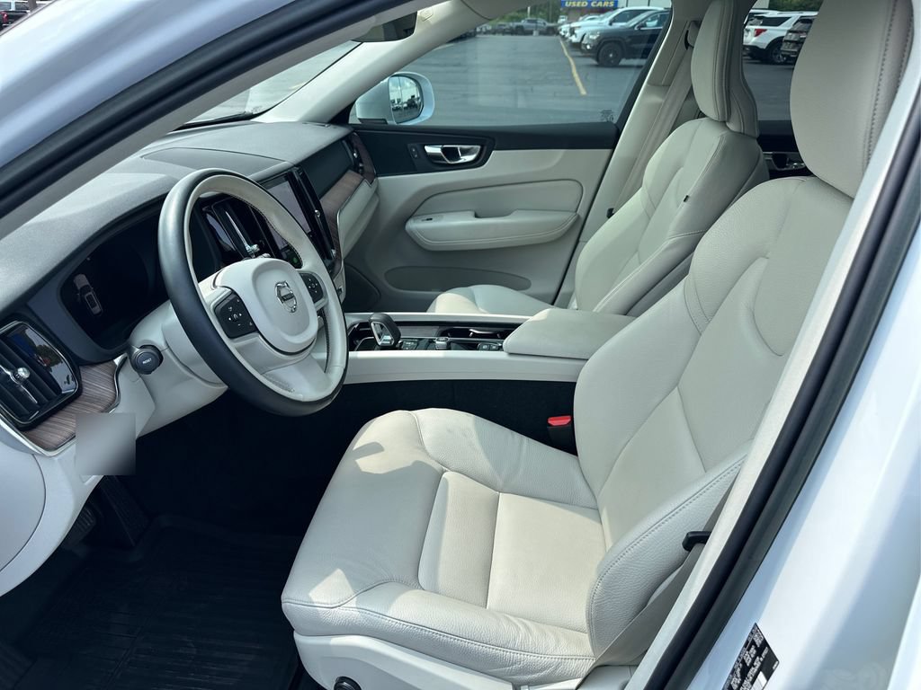 Used 2022 Volvo XC60 B5 Momentum w/ Climate Package FWD image 12