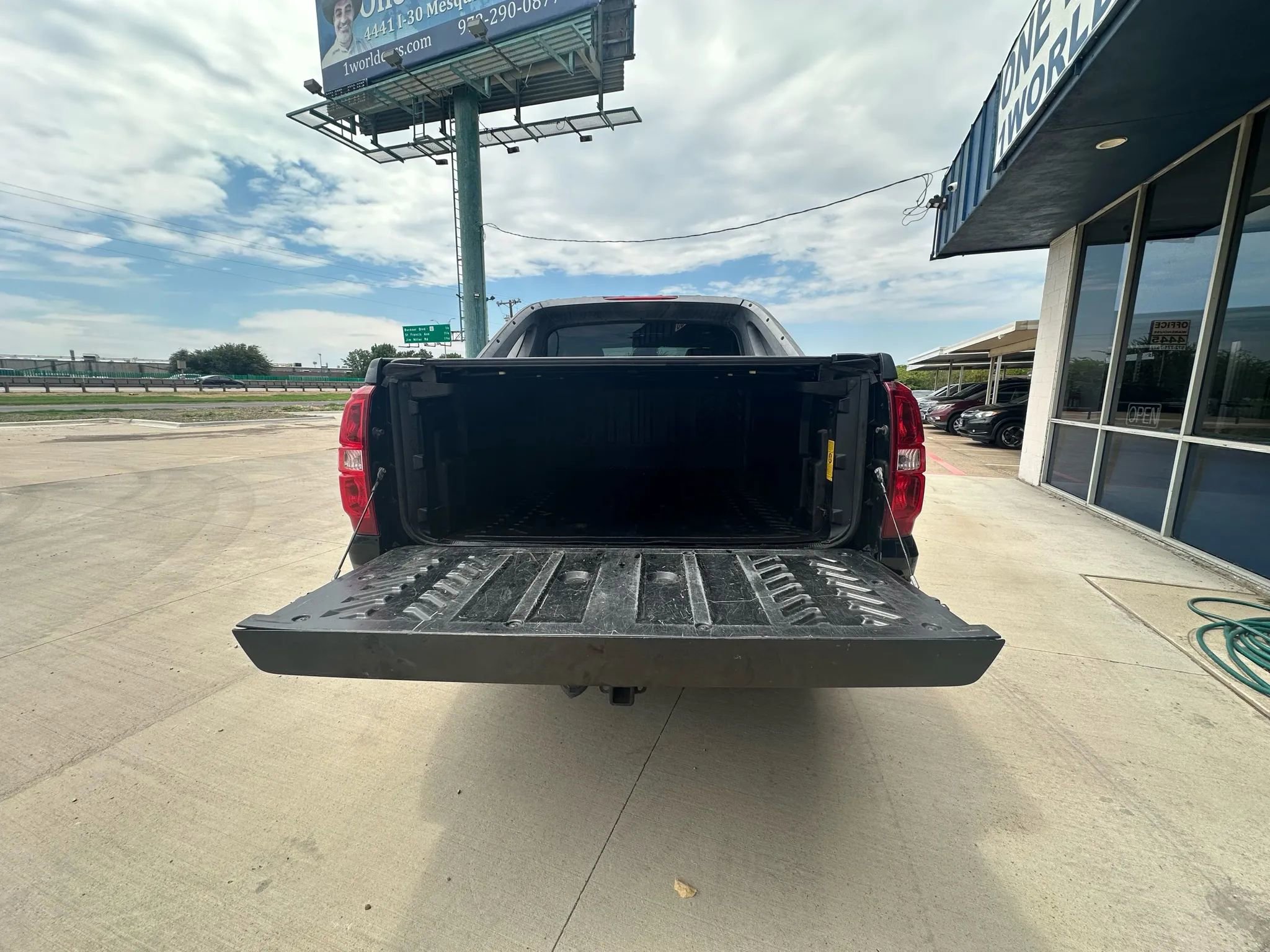 Used 2008 Chevrolet Avalanche LTZ w/ LTZ Preferred Equipment Group AWD/4WD image 9