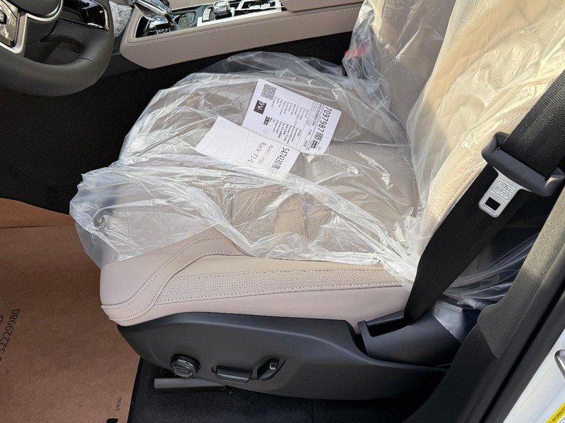 New 2026 Volvo XC90 T8 Plus w/ Protection Package Premier AWD/4WD image 12
