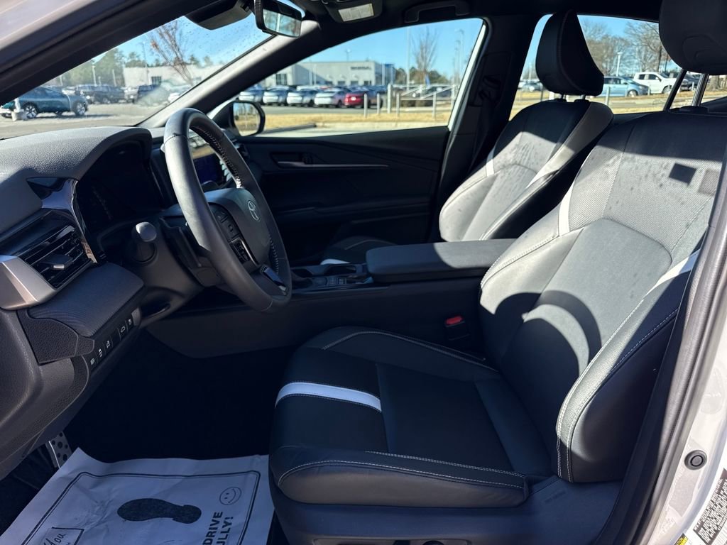 Used 2025 Toyota Camry SE image 13