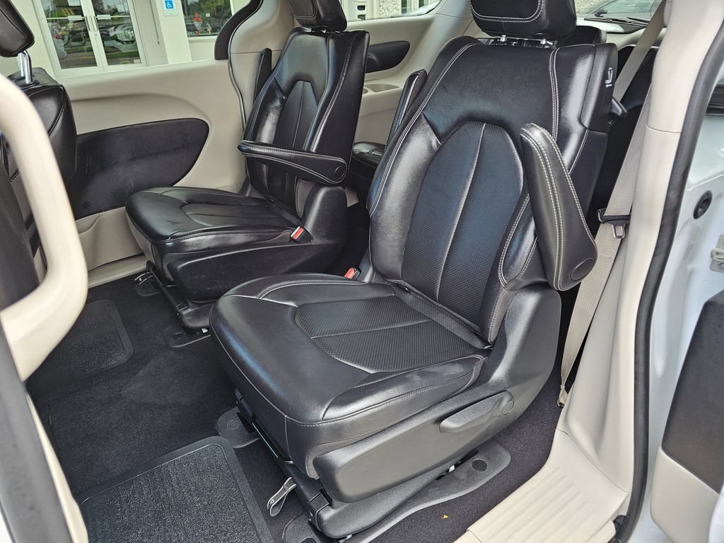 Used 2023 Chrysler Pacifica Touring-L FWD image 14