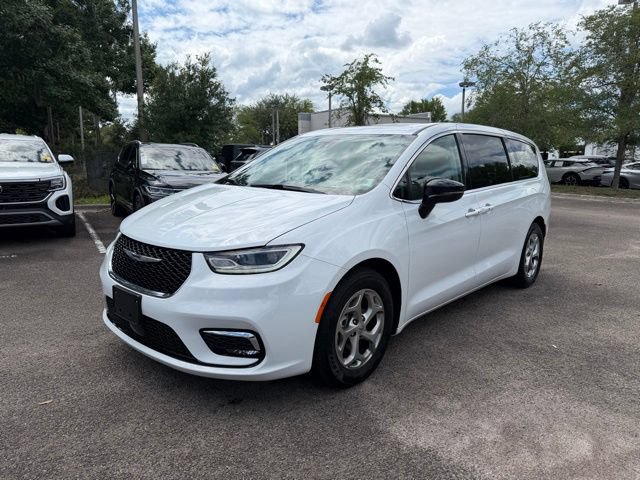 Used 2024 Chrysler Pacifica Limited FWD image 3