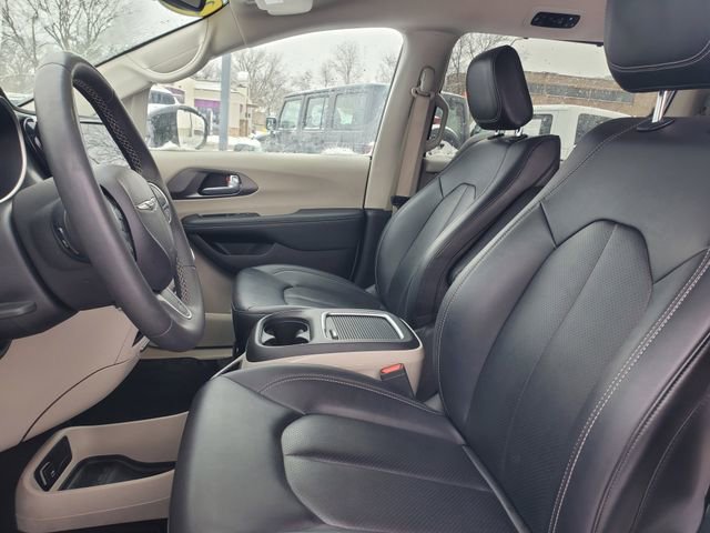 Used 2024 Chrysler Pacifica Touring-L FWD image 12