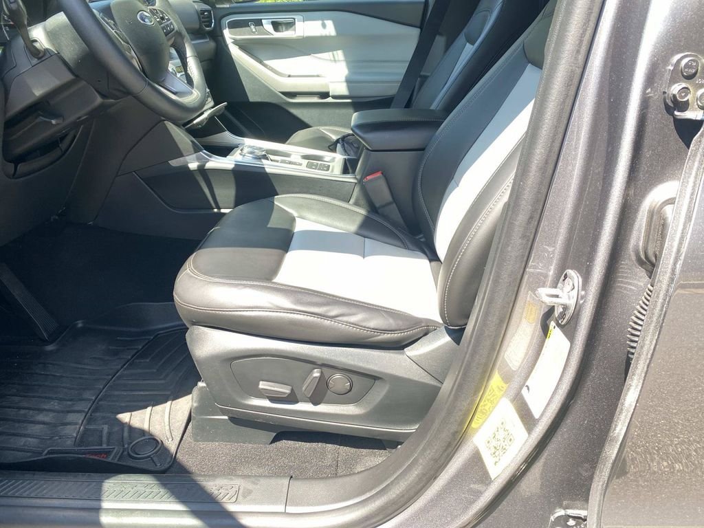Used 2024 Ford Explorer XLT w/ Equipment Group 202A RWD image 19