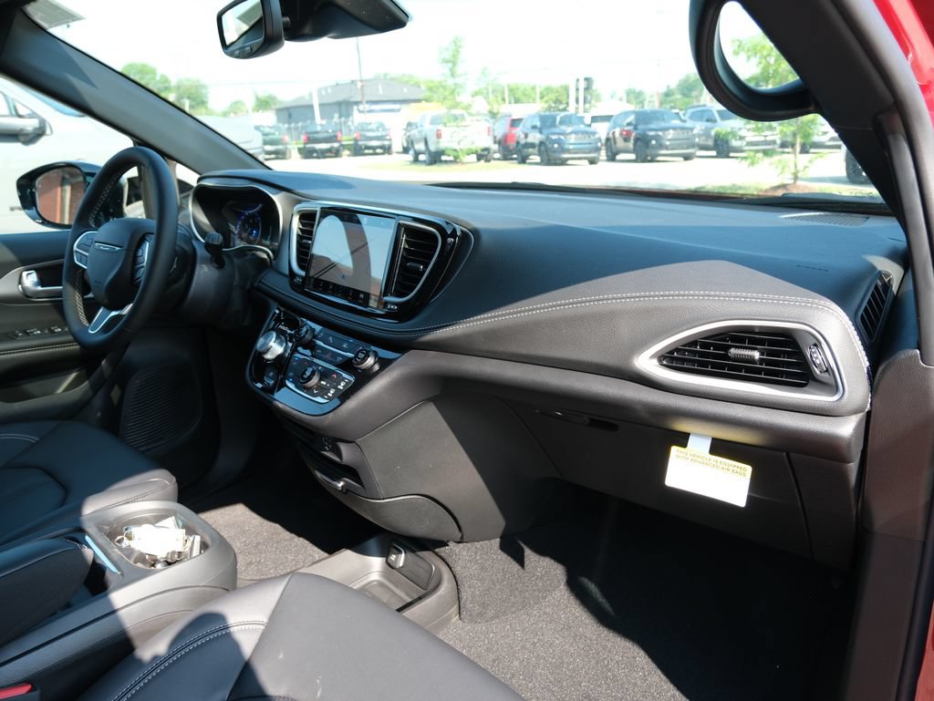 New 2027 Chrysler Pacifica Select w/ Family Tech Group FWD image 34