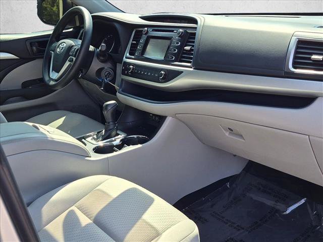 Used 2018 Toyota Highlander LE FWD image 18