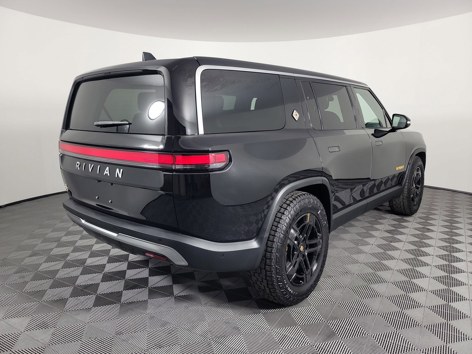 Used 2024 Rivian R1S Adventure image 5