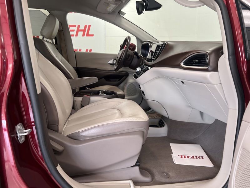 Used 2017 Chrysler Pacifica Touring-L FWD image 13