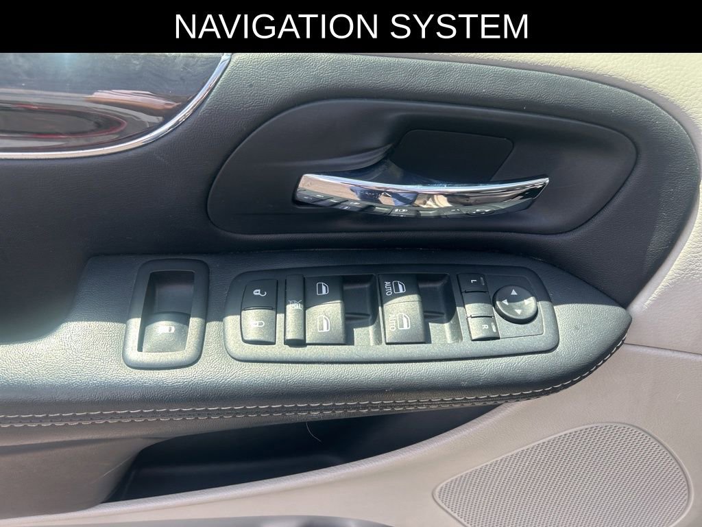 Used 2016 Chrysler Town & Country Touring FWD image 10
