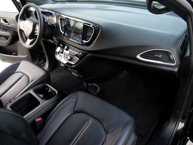 Used 2025 Chrysler Pacifica Select FWD image 22