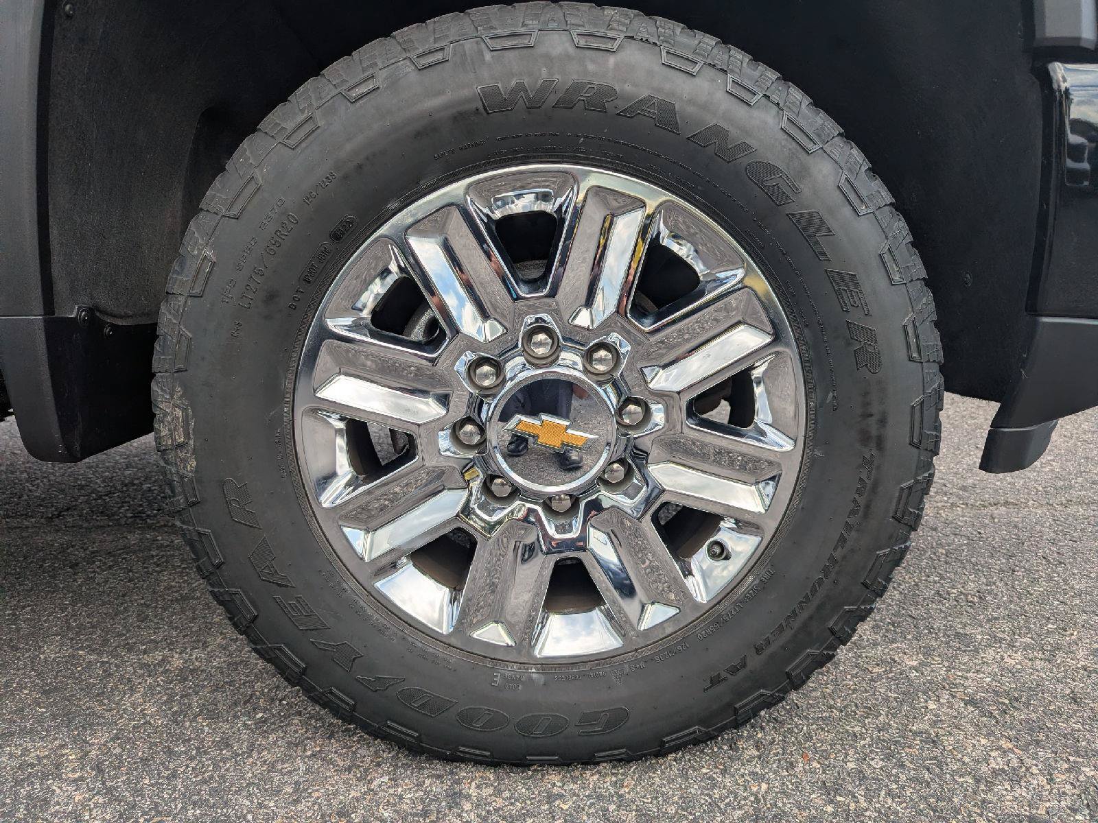 Used 2024 Chevrolet Silverado 2500 High Country w/ Technology Package AWD/4WD image 9