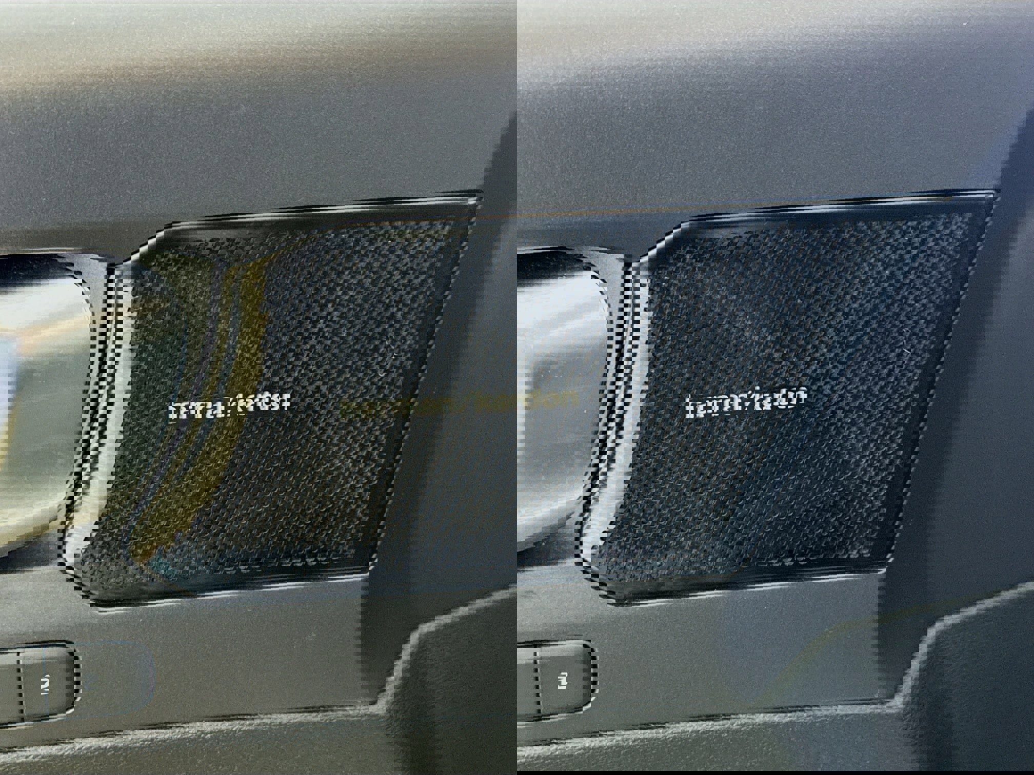 Used 2021 Volvo XC40 T5 R-Design w/ Protection Package Premier image 4