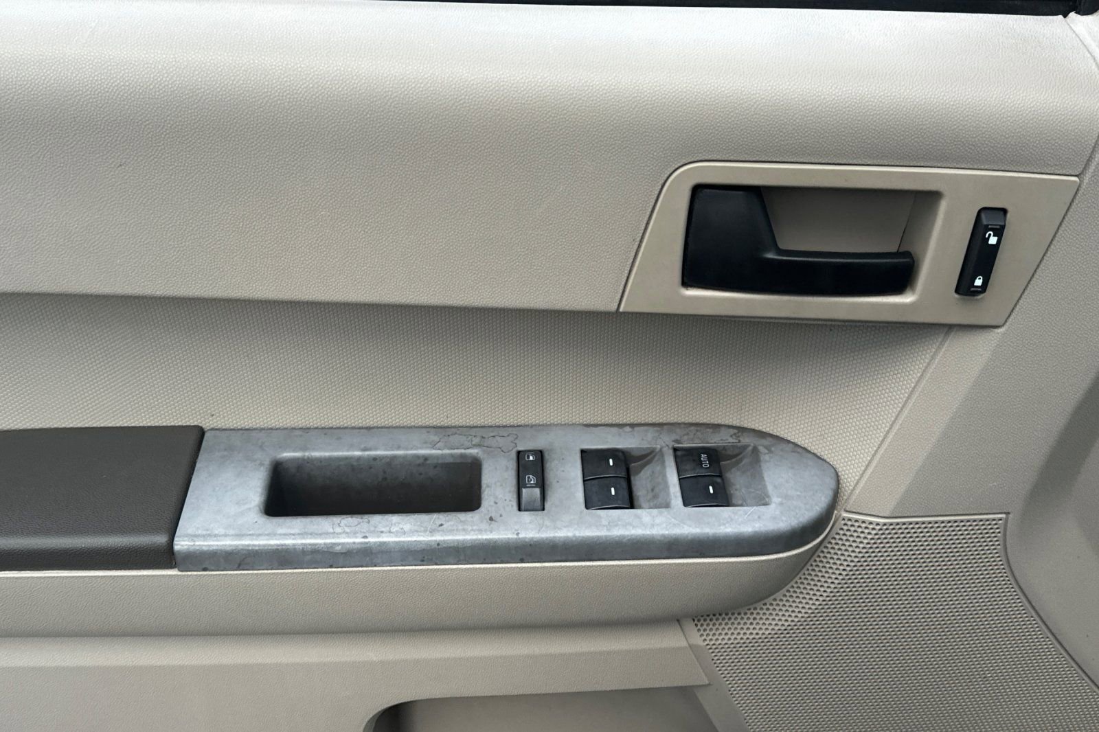 Used 2010 Ford Escape XLS image 11