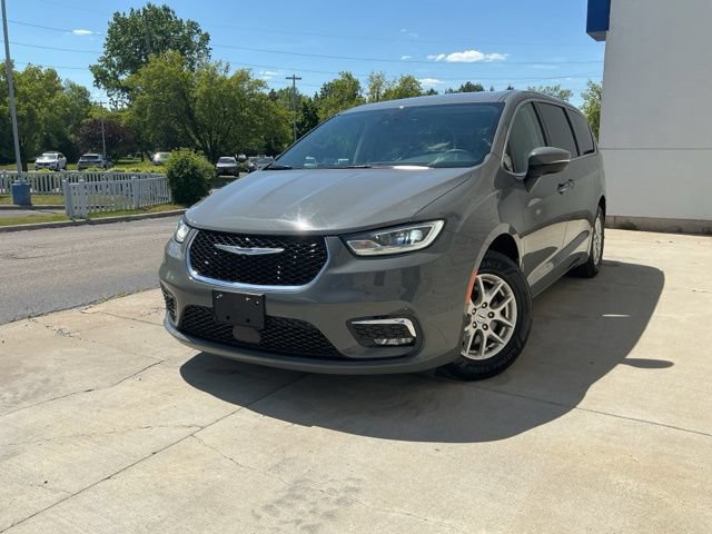 Used 2023 Chrysler Pacifica Touring-L FWD image 5