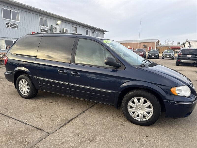 Used 2005 Chrysler Town & Country Touring w/ Luxury Group FWD image 10