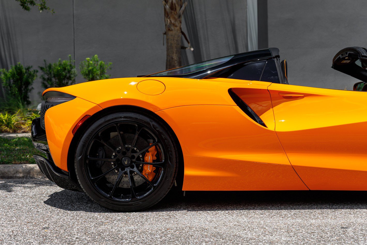 Used 2025 McLaren Artura Spider RWD image 15