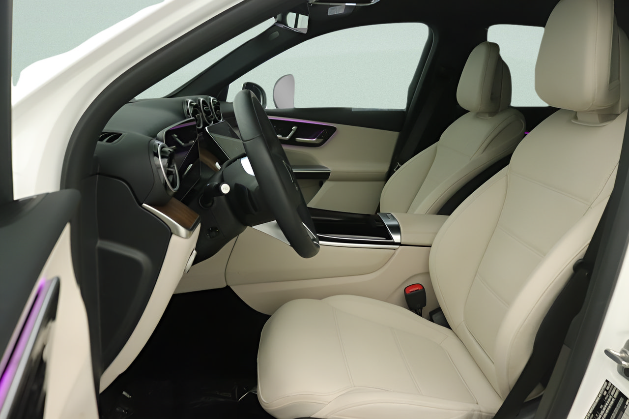 Used 2025 Mercedes-Benz GLC 350e 4MATIC image 30