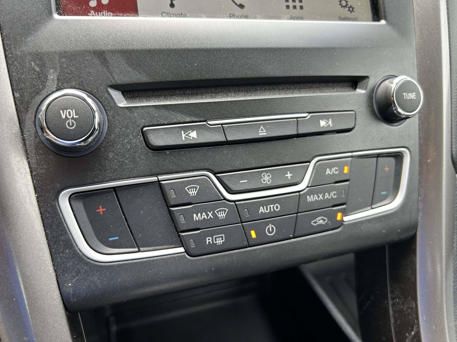 Used 2018 Ford Fusion SE w/ Fusion SE Technology Package FWD image 16