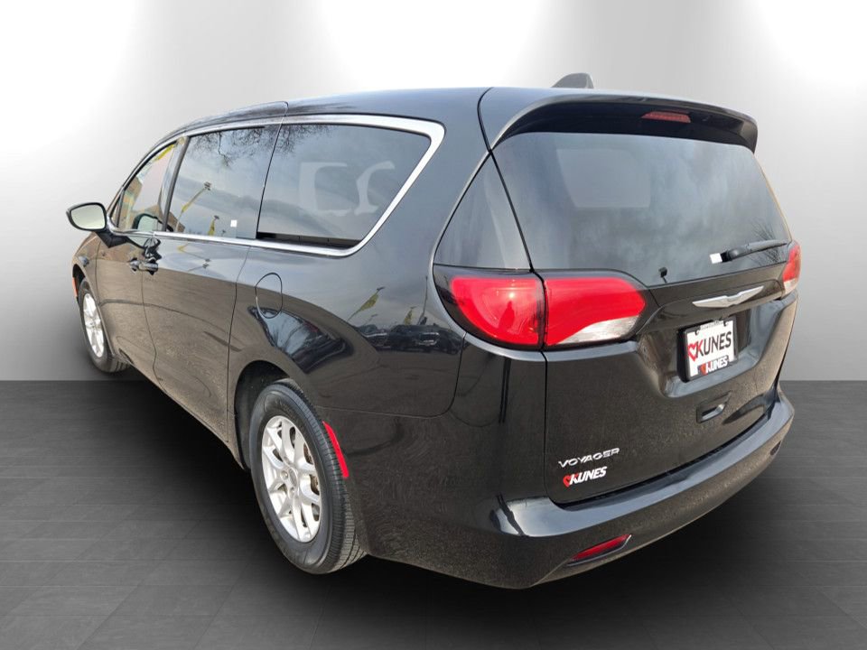 Used 2023 Chrysler Voyager LX image 9