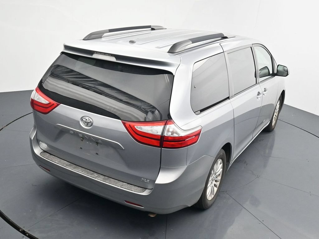Used 2015 Toyota Sienna XLE w/ Four Season Floor Mat Package FWD image 15