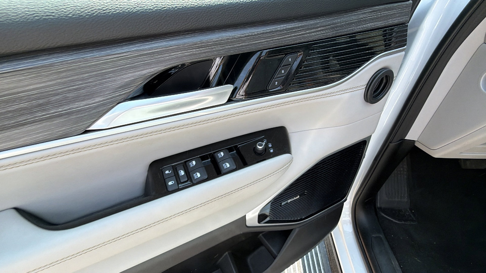 Used 2024 Jeep Wagoneer L Series III w/ Premium Group I image 15