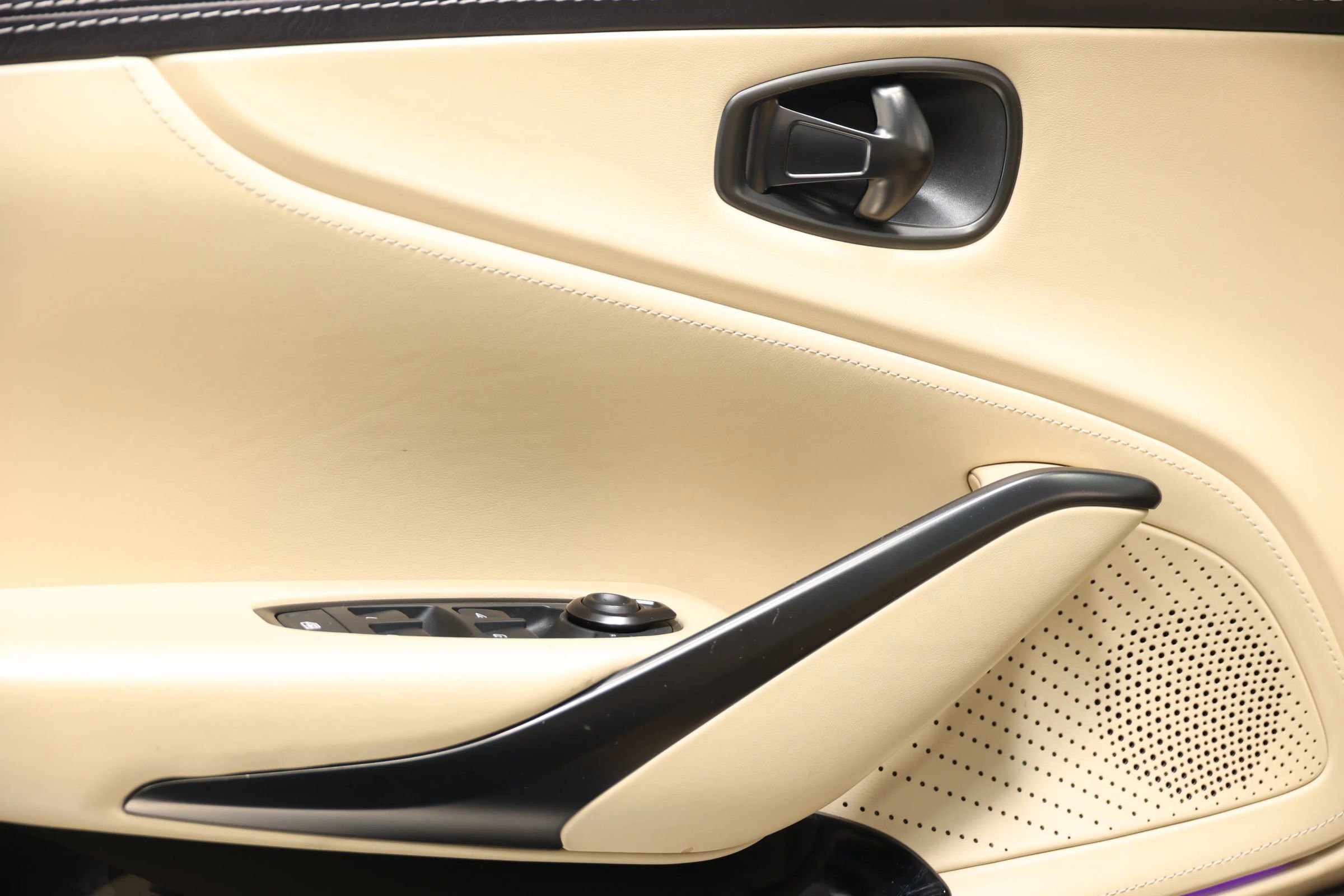 Used 2021 Aston Martin DBX image 10