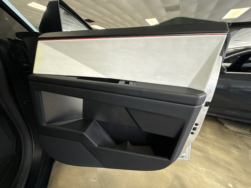 Used 2024 Tesla Cybertruck AWD Crew Cab image 18