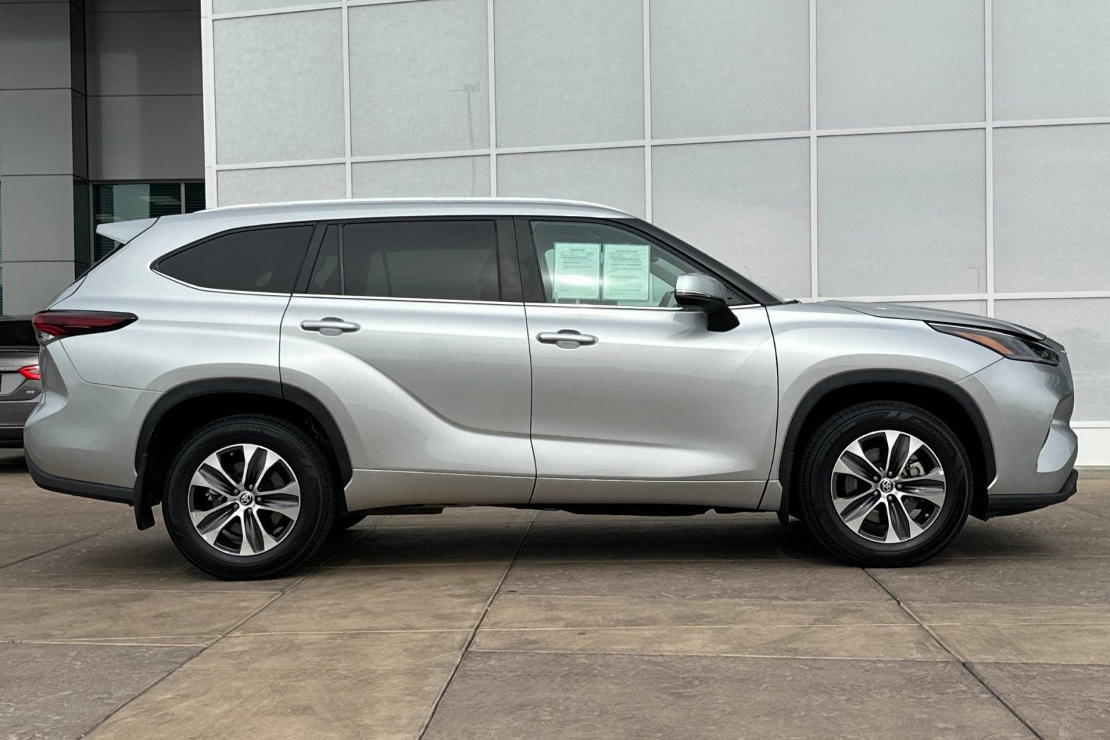 Certified 2024 Toyota Highlander XLE image 3