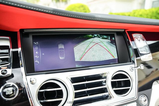 Used 2019 Rolls-Royce Dawn RWD image 52