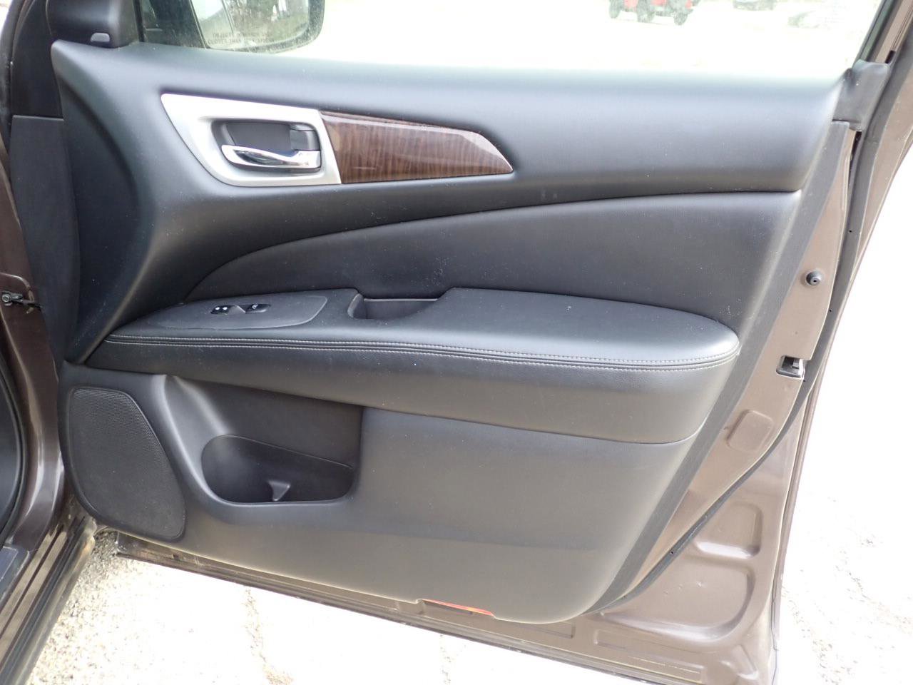 Used 2015 Nissan Pathfinder Platinum w/ Family Entertainment Package image 22