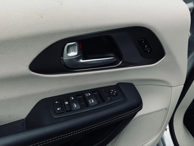Certified 2024 Chrysler Pacifica Touring-L image 14