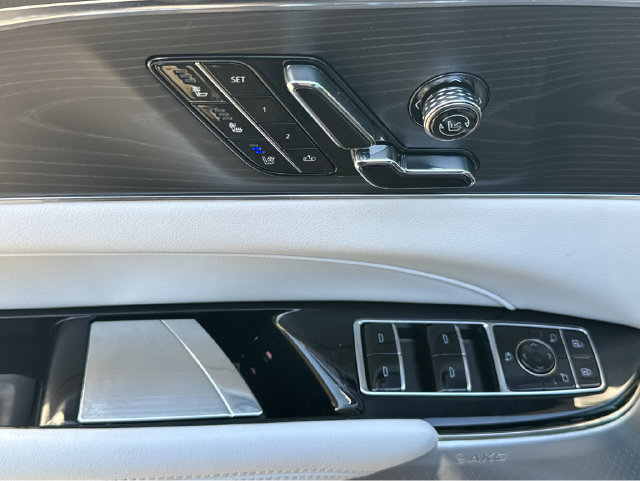 Certified 2024 Cadillac Lyriq Luxury AWD/4WD image 33