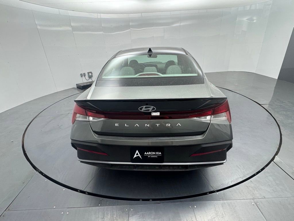 Used 2025 Hyundai Elantra Sport image 4