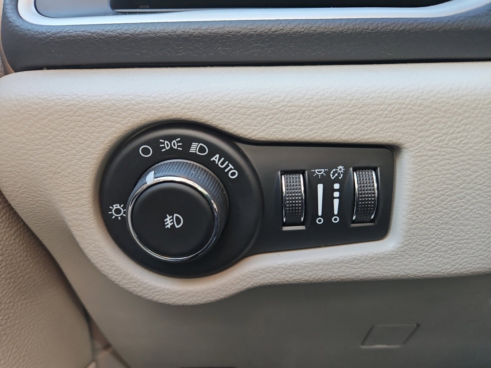 Used 2024 Chrysler Pacifica Touring-L image 23