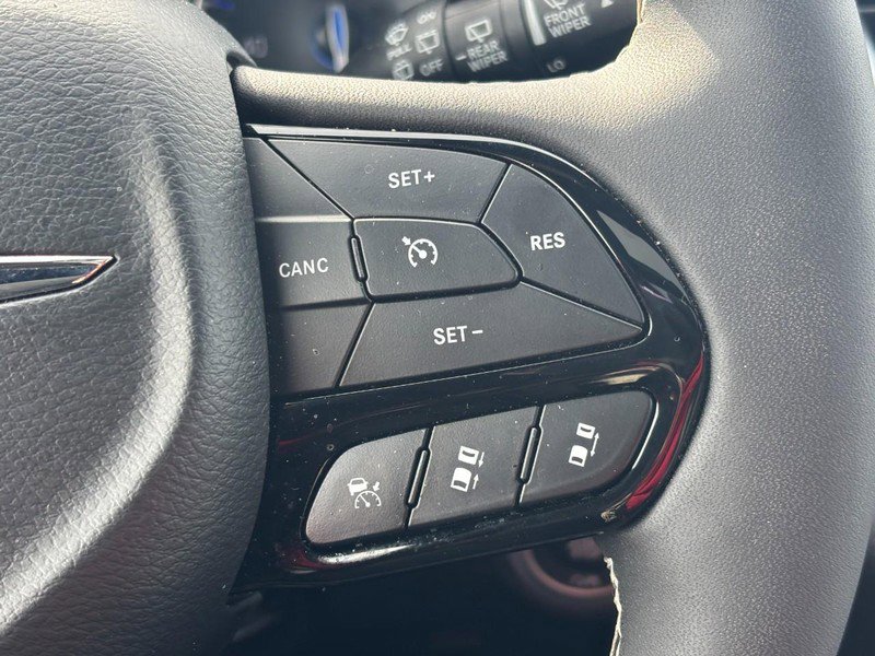 Used 2025 Chrysler Pacifica Limited image 20