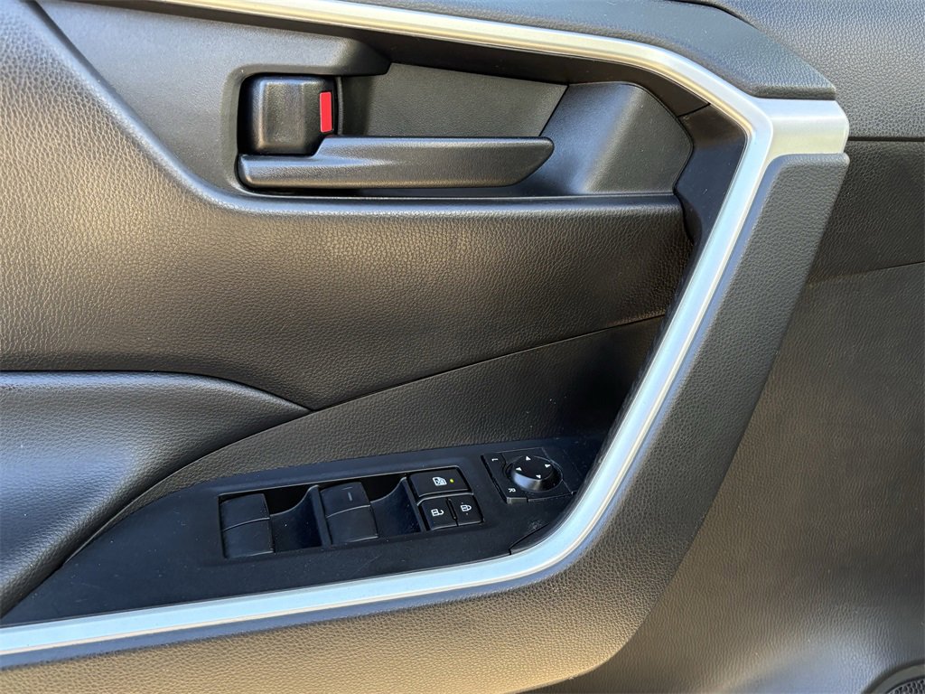 Used 2022 Toyota RAV4 LE image 11