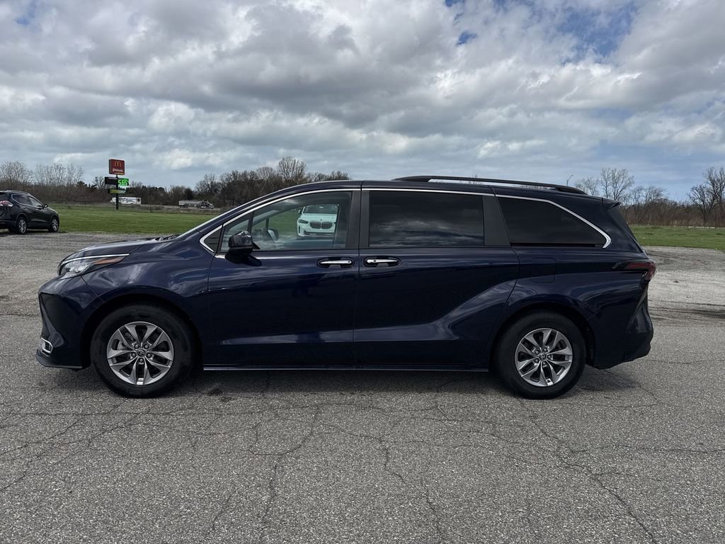 Used 2023 Toyota Sienna XLE FWD image 5